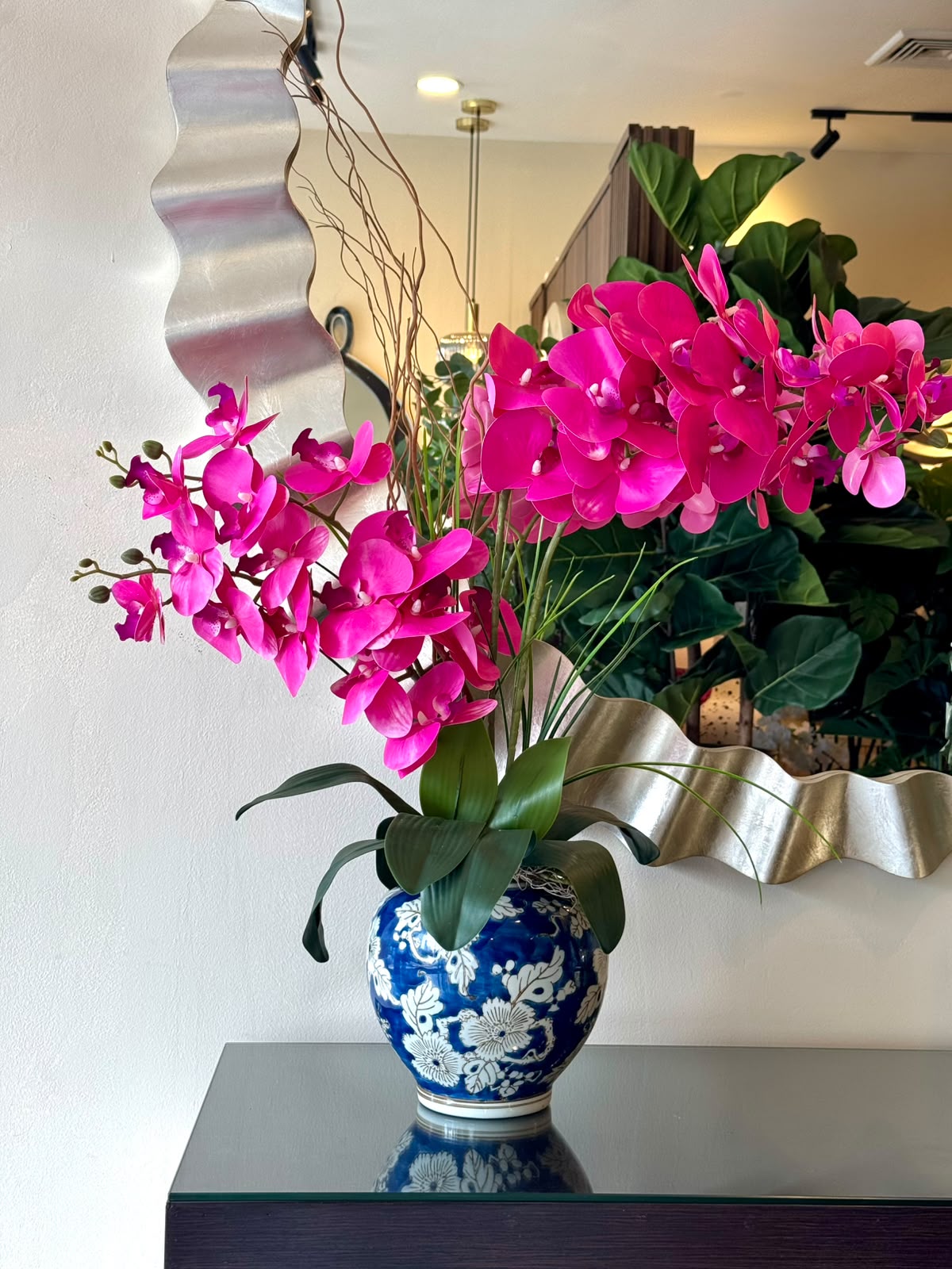 Arreglo Artificial Base de Cerámica Azul y Blanca con Orquídeas Rosadas