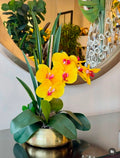Arreglo Artificial Orquideas amarillas base dorada