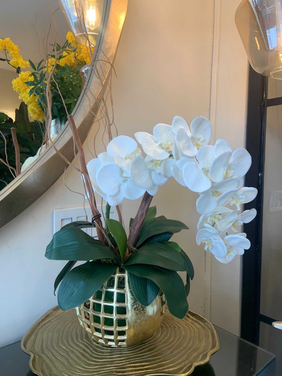 Arreglo de Orquideas Blanca Base dorada
