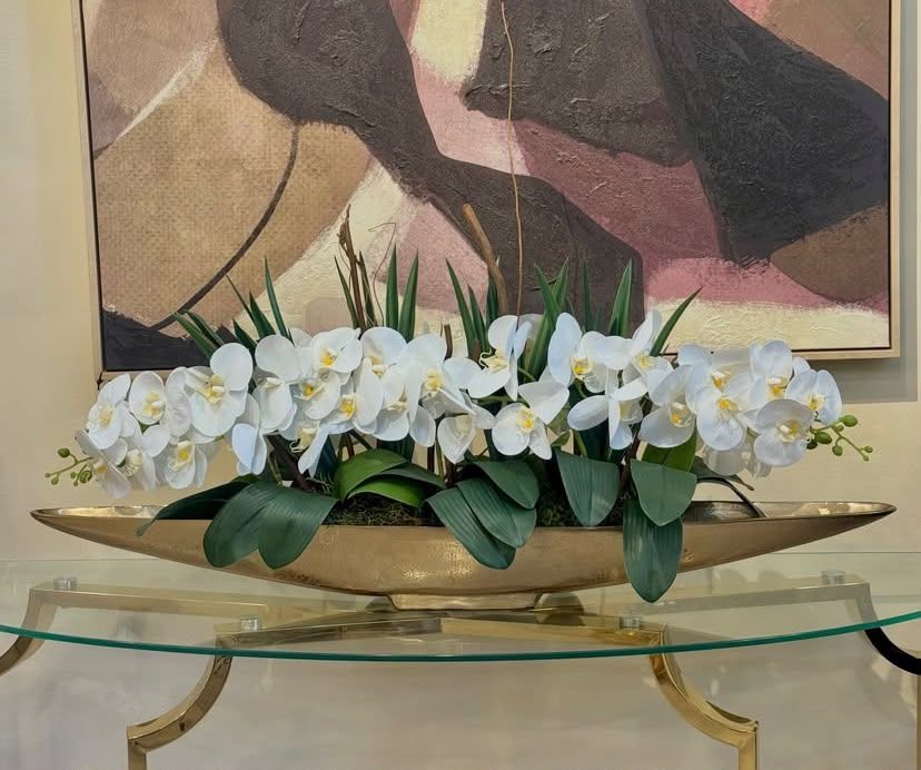 Arreglo de orquideas Blancas Base dorada Oversize