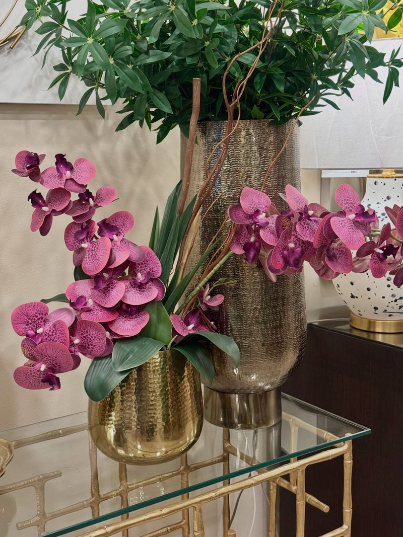 Arreglo de Orquídeas Magenta Base Dorada