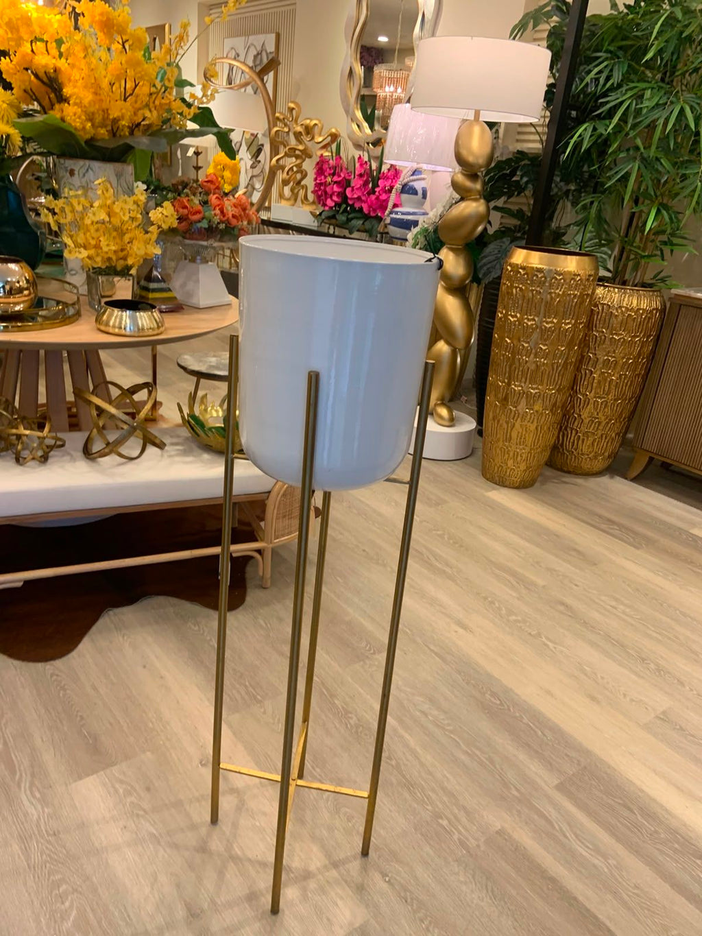 Pote Blanco Pedestal dorado Metal – vista 2