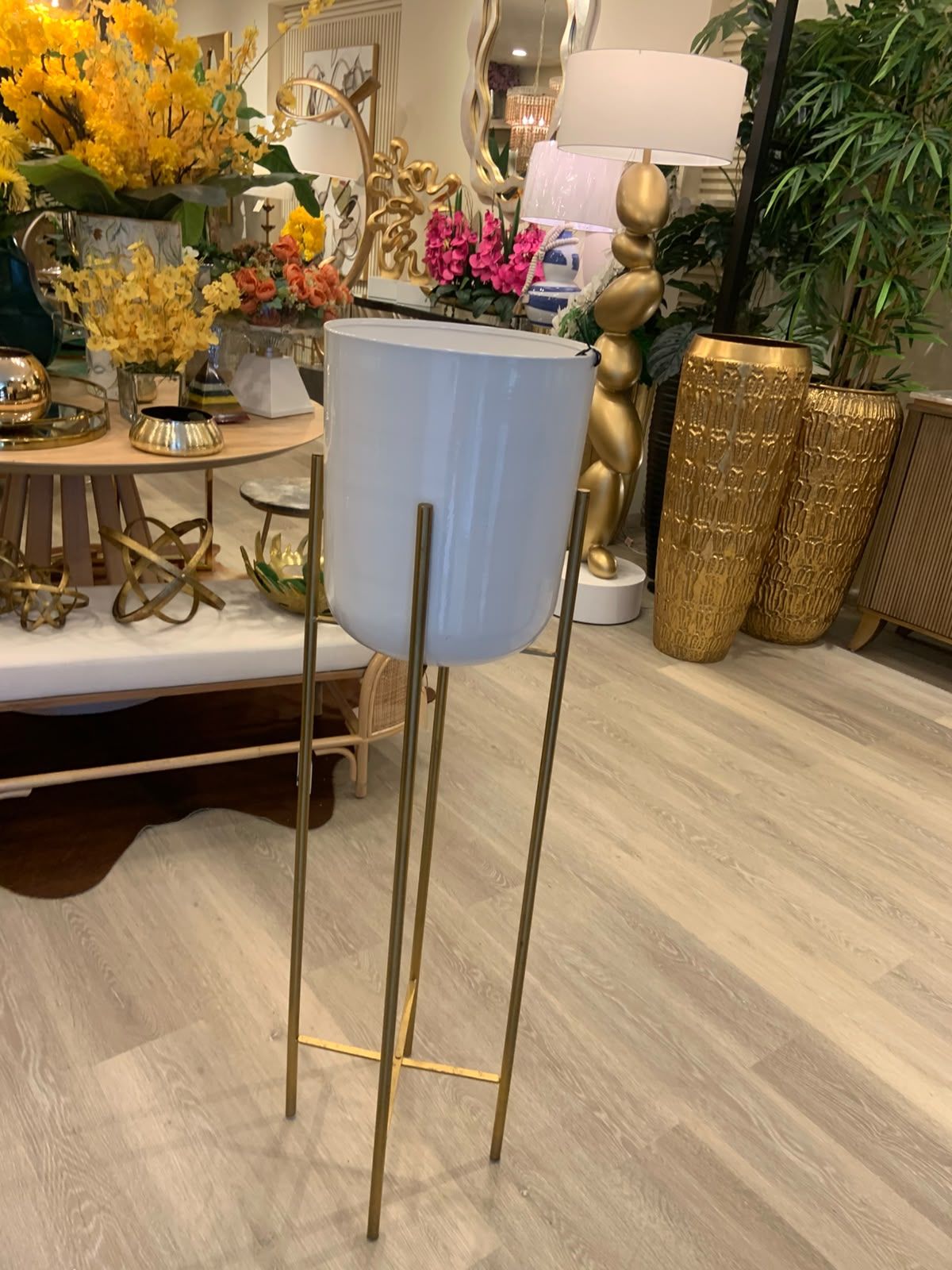 Pote Blanco Pedestal dorado Metal – vista 2