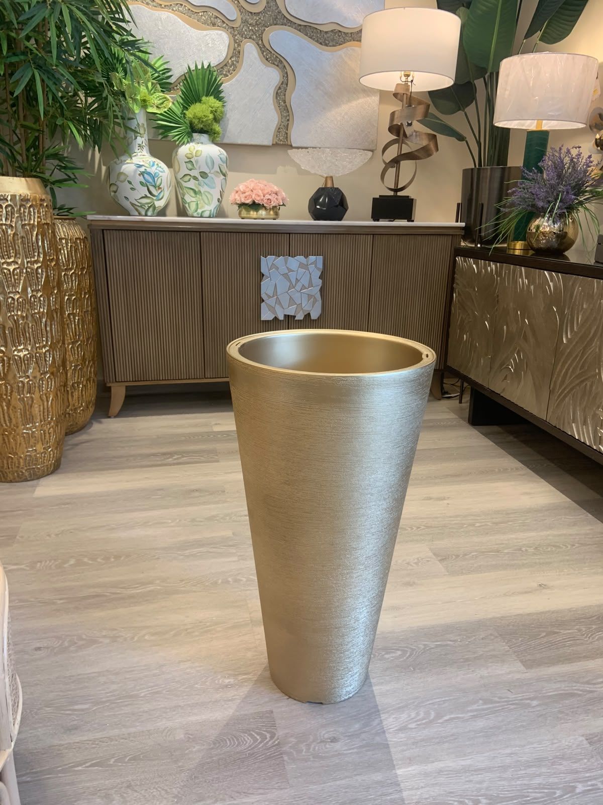 Pote dorado alto – vista 2