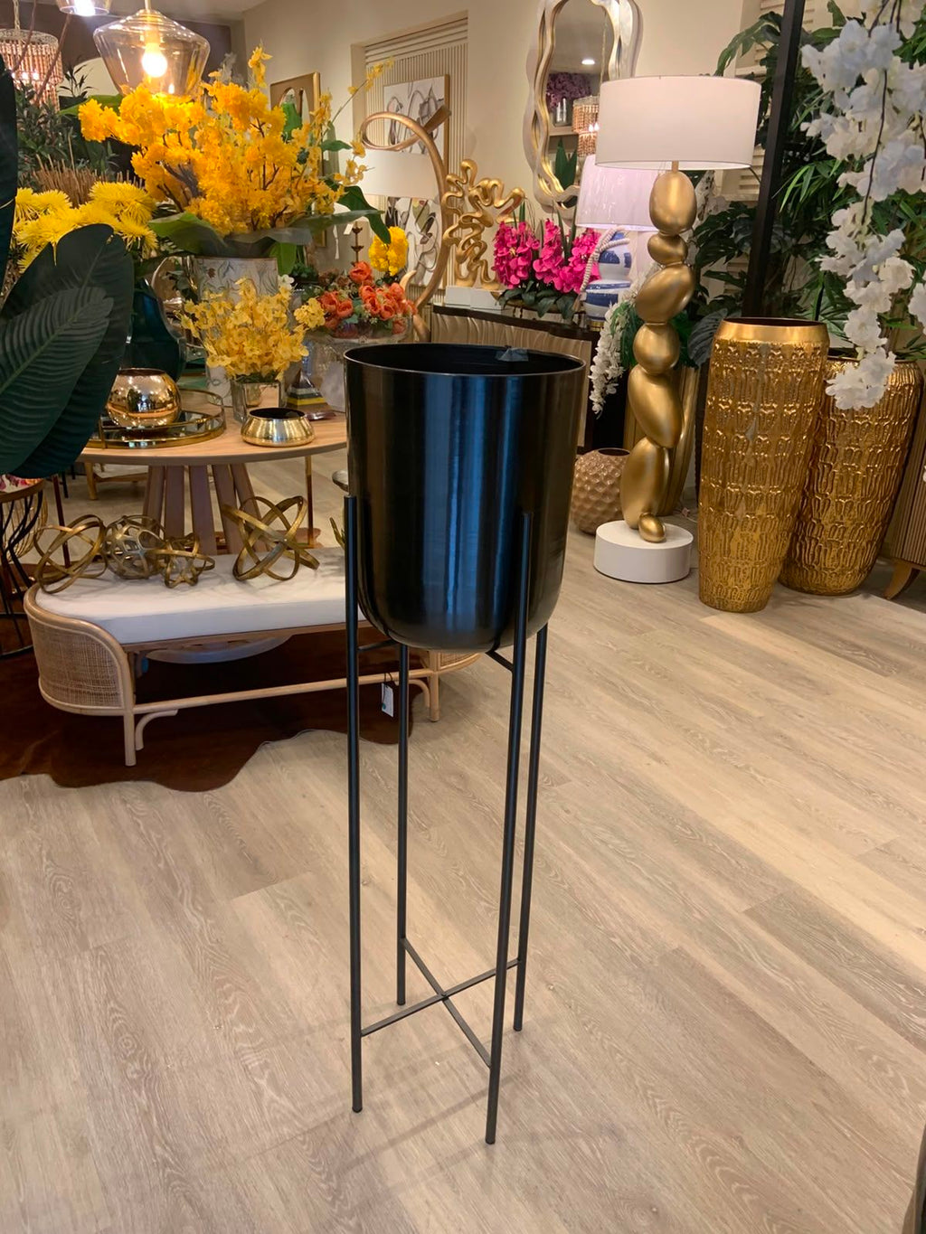 Pote Metal con Pedestal Color Plomo