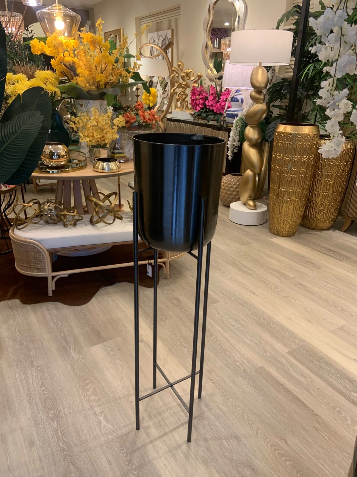 Pote Metal con Pedestal Color Plomo