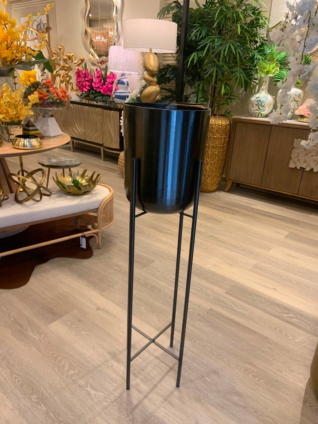 Pote Metal con Pedestal Color Plomo – vista 2
