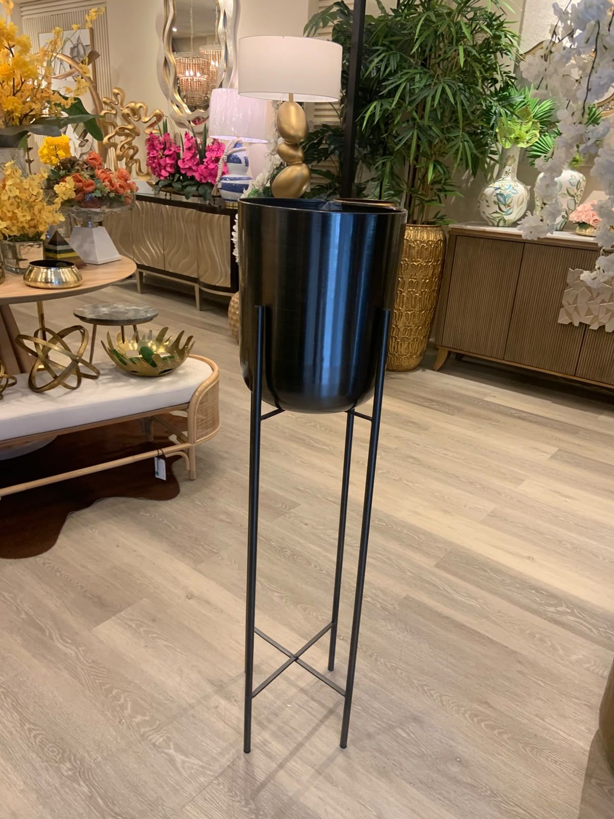 Pote Metal con Pedestal Color Plomo – vista 2